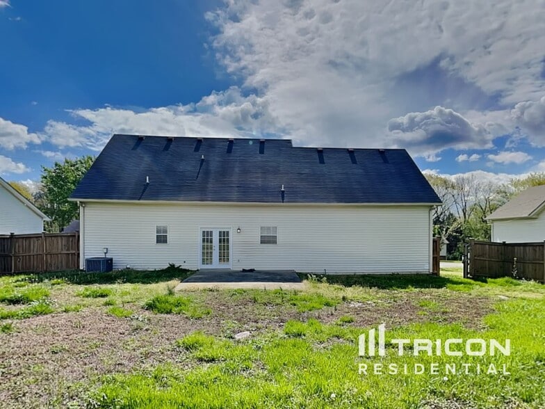 Building Photo - 504 Sanders Dr