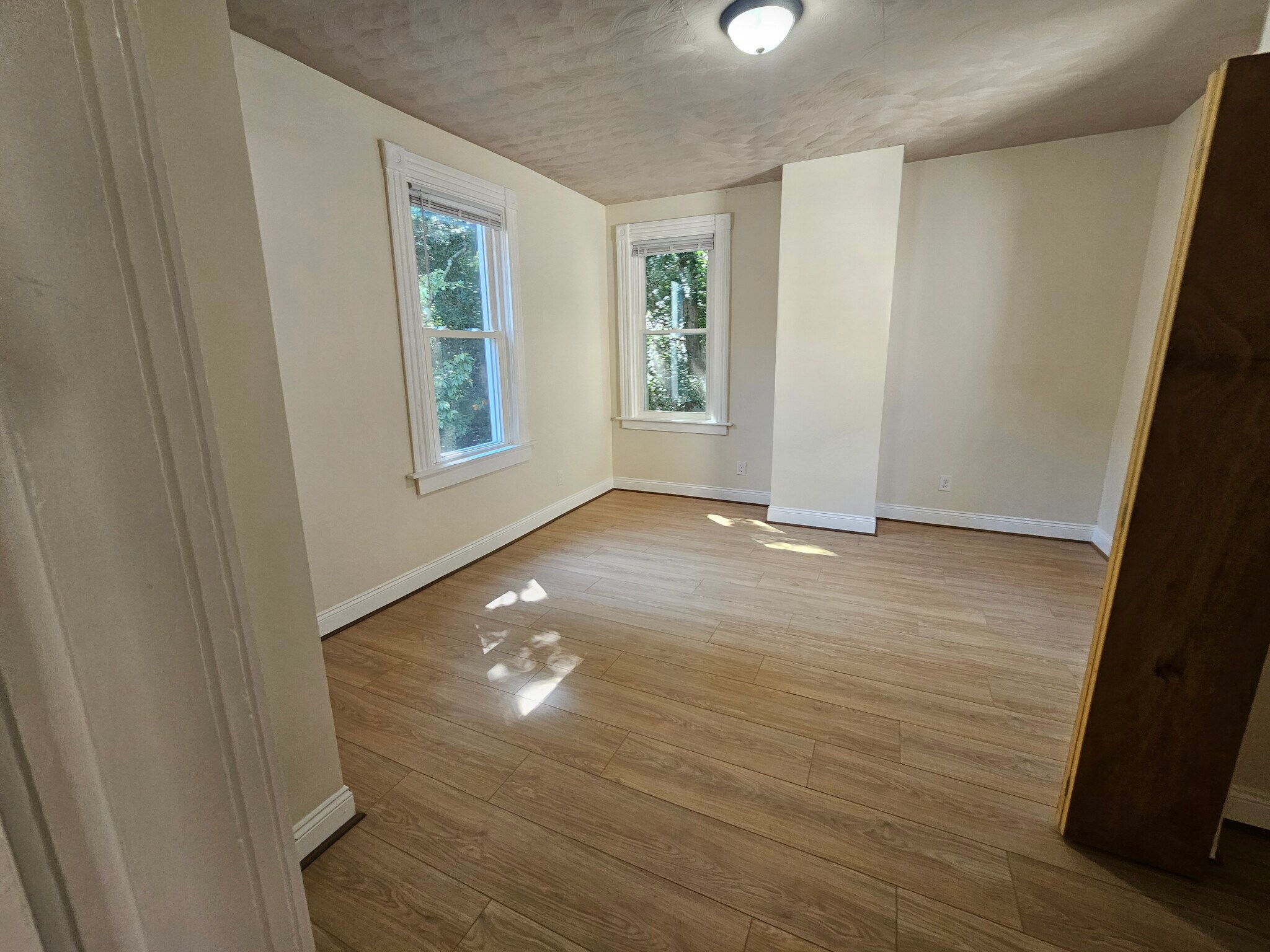 Building Photo - 249 Earnshaw Ave