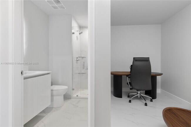 Building Photo - 700 NE 24th St