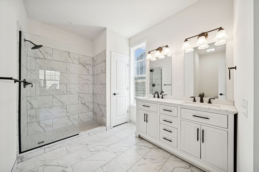 Building Photo - 2215 Lebanon Dr