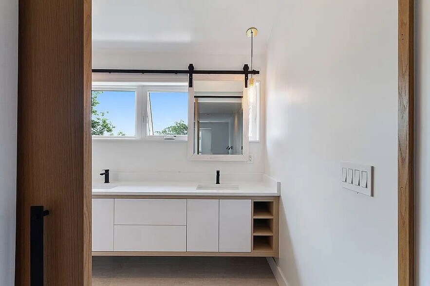 Master bathroom on second floor - 963 Tennyson St