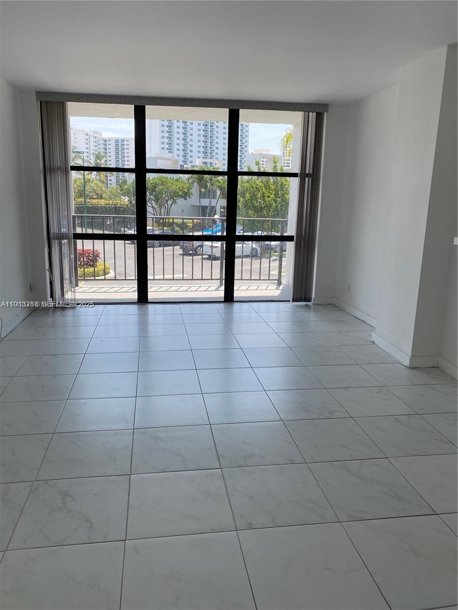 Building Photo - 1000 Parkview Dr