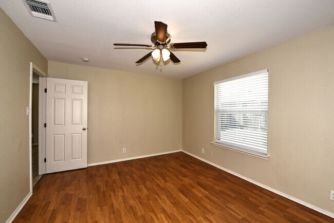 Building Photo - GREAT LOCATION: 1604 & SHAENFIELD | 3 BEDS | 2 BATHS | MOVE IN READY