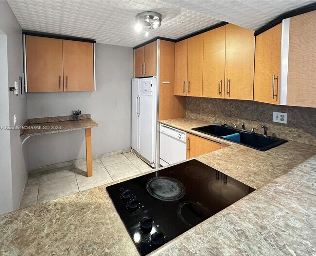 Building Photo - 2049 S Ocean Dr