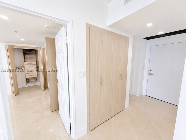 Building Photo - 5601 Collins Ave
