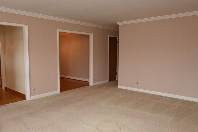 Building Photo - Prime Willow Glen, Just In Time for the Ho...