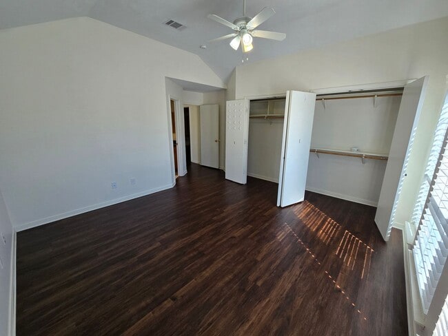 Building Photo - College Station - 3 bedroom / 2 bath / Garage / Fenced in back yard.