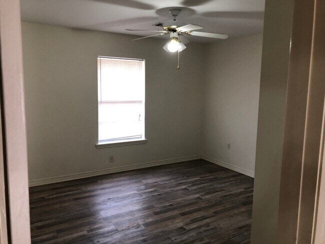 Building Photo - 300 Fischer Ln