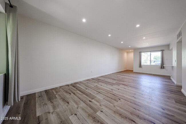 Building Photo - 4635 N 11th Pl
