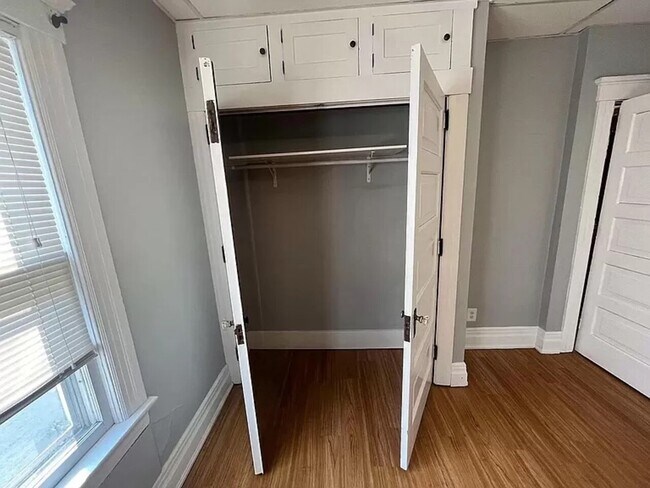 Building Photo - 405 E 6th St