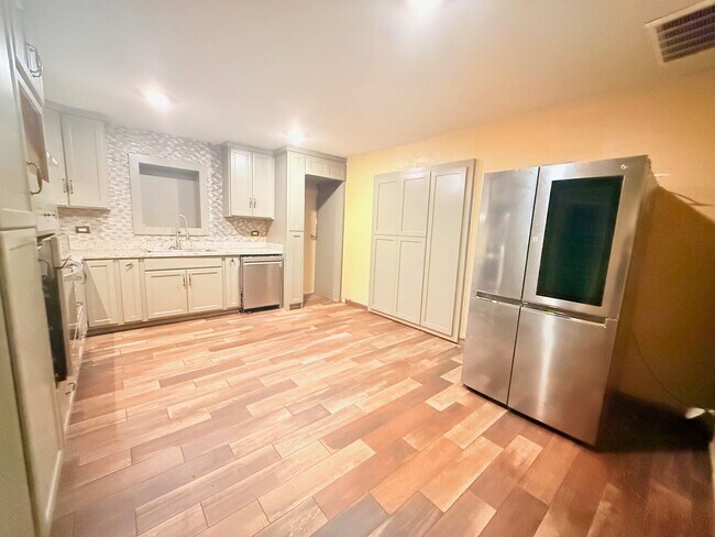 Building Photo - 4416 Flores Ave