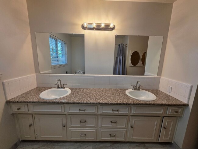 Building Photo - Single story home close to freeway access!