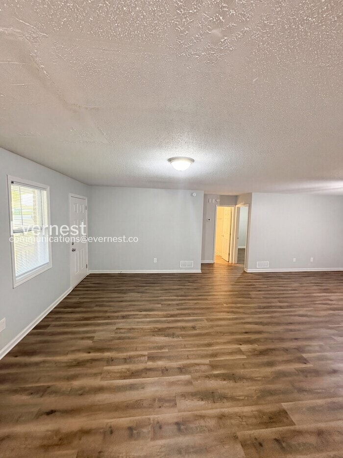 Building Photo - 711 W Creek Cir