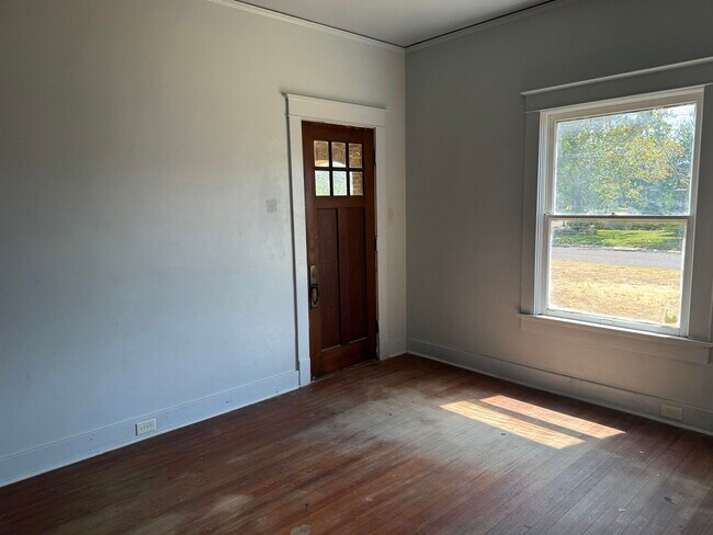 Building Photo - 1319 Mier St