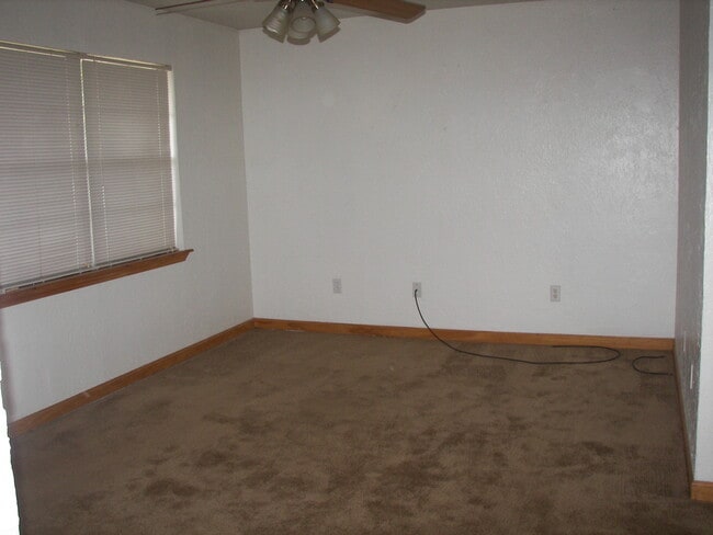 Building Photo - Adorable! You'll Love All the Oak!