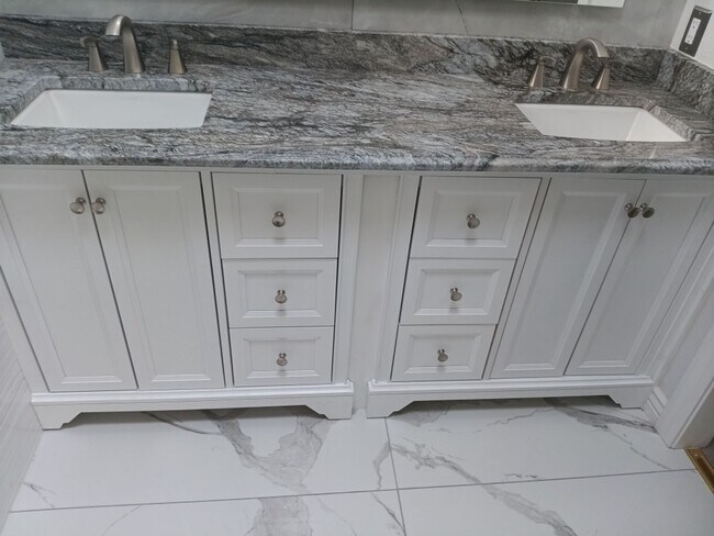 Building Photo - 3 Bedroom, 2 Bathroom Home! Schedule a Showing Soon!