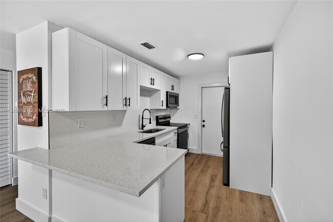 Building Photo - 2633 NE 13th Ave