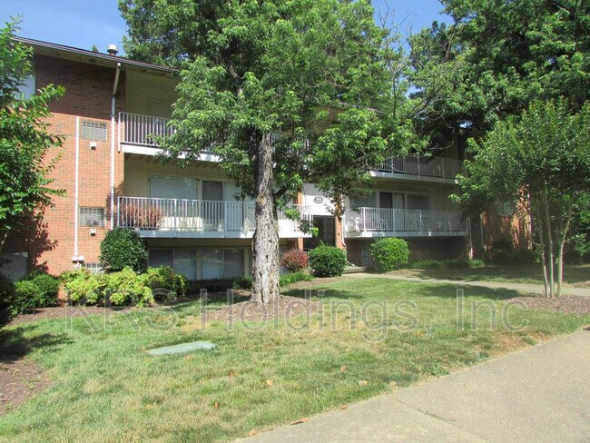Building Photo - 800 Brook Hill Rd