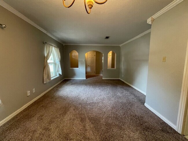 Building Photo - 220 Shady Lake Dr