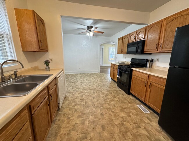 Building Photo - Spacious 3 Bed, 2 Bath Home with Balcony a...