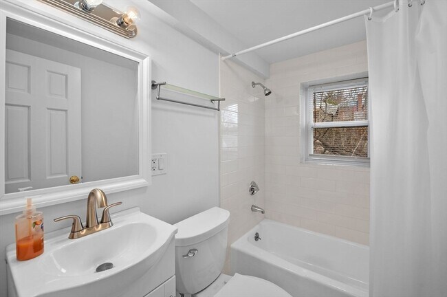 Building Photo - 121 Cambridge Rd