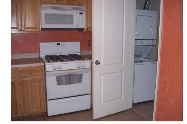 Building Photo - 3900 Chesterwood Dr