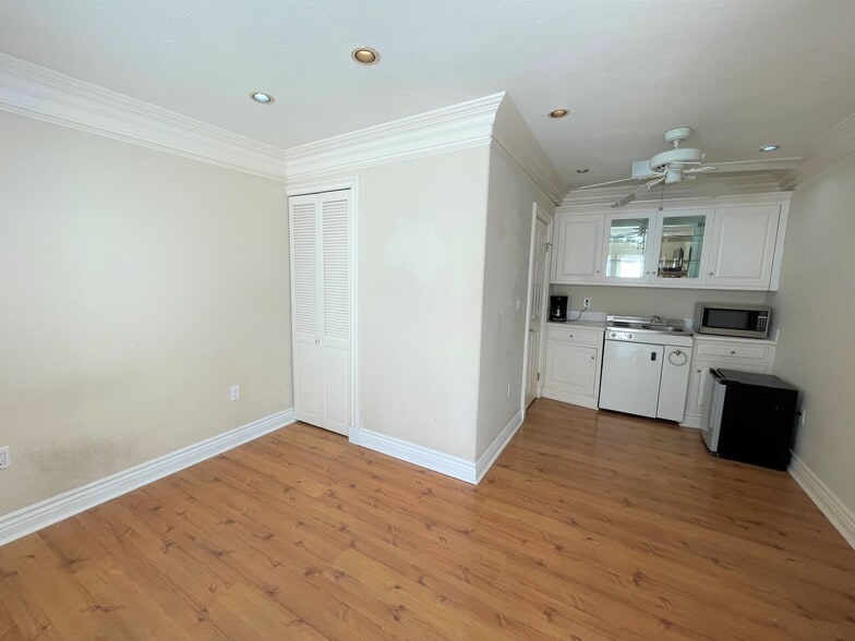 Building Photo - 152 N Arnaz Dr