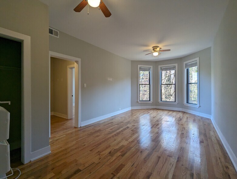 Building Photo - 635 W Oakdale Ave