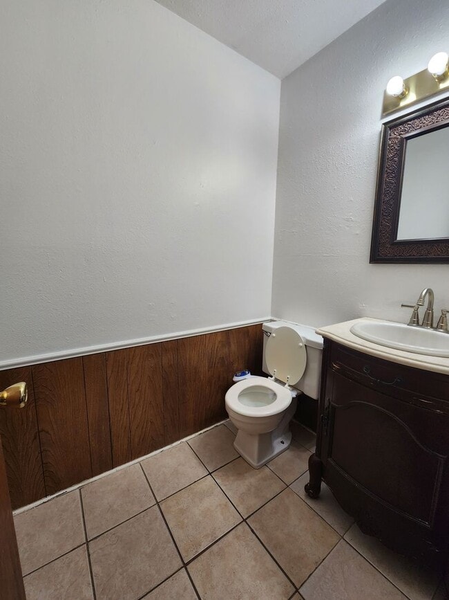 Building Photo - Cute 3 bedroom Townhome in Shawnee!