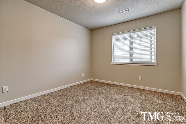 Building Photo - 3 Bedroom/2.5 Bath With Fenced Backyard, W/D Included, and AC!