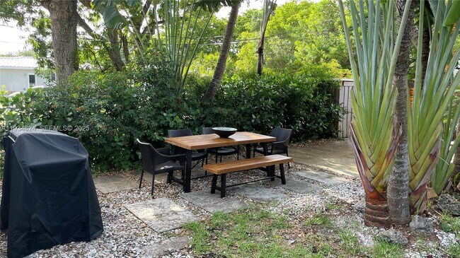 Building Photo - 1955 Washington St