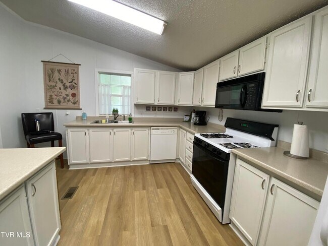 Building Photo - 21570 Alvarado Rd