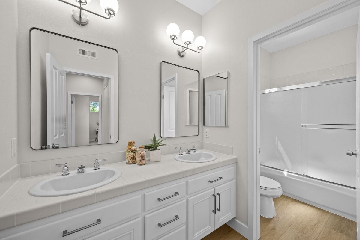 Building Photo - 12 Calais