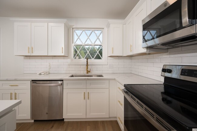 Building Photo - **ABSOLUTELY STUNNING TOP-TO-BOTTOM RENOVA...