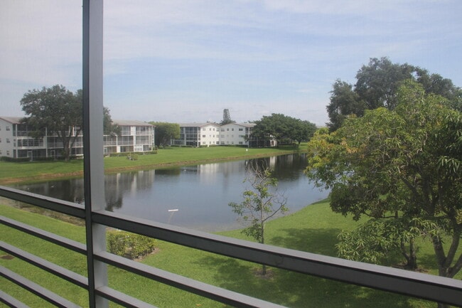 Building Photo - 454 Fanshaw K