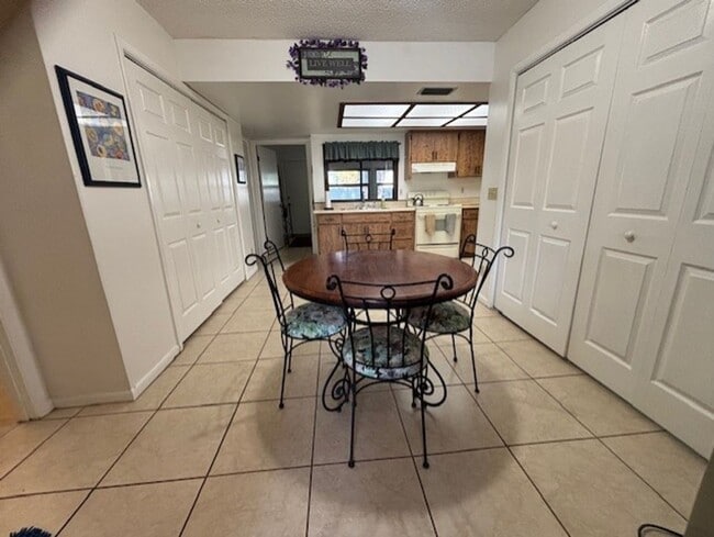 Building Photo - Quaint yet spacious 2/1 duplex avaliable f...
