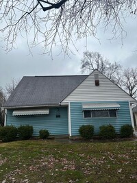 Building Photo - Four bedroom, one bathroom home and half o...