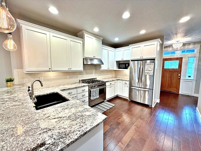 Building Photo - 1707 SW Moss St