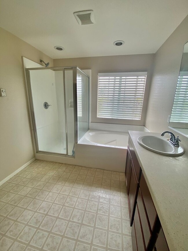 Building Photo - Oxnard- Spacious 3 bedroom in Westwind Com...