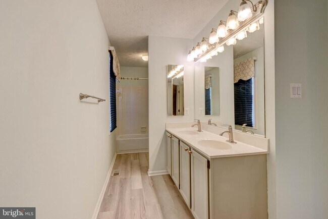 Building Photo - 7925 Carriage Dr