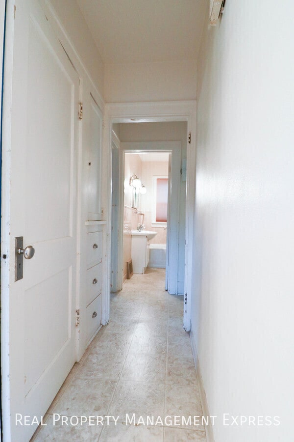 Building Photo - 1412 W 17th St