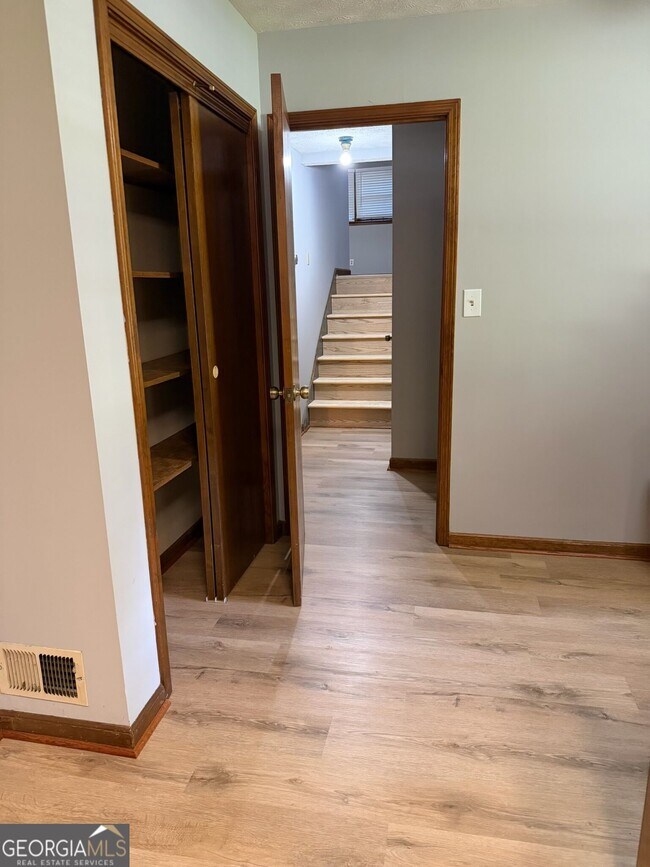 Building Photo - 8282 Dawn Dr