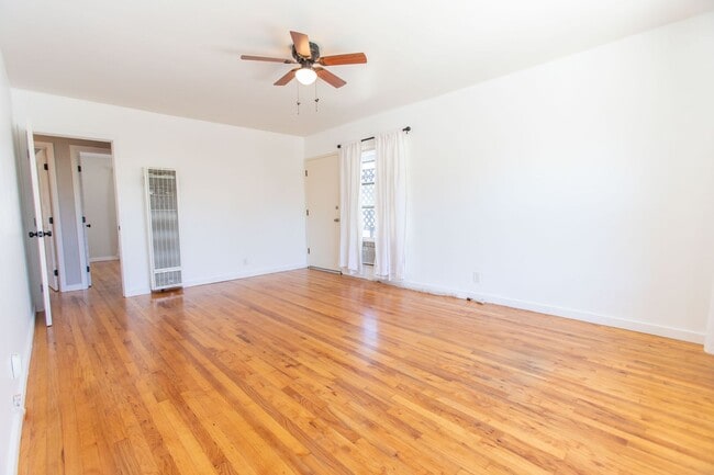 Building Photo - Lakewood Home, 2 Bedroom, 1 Bath with GREAT Backyard Space!