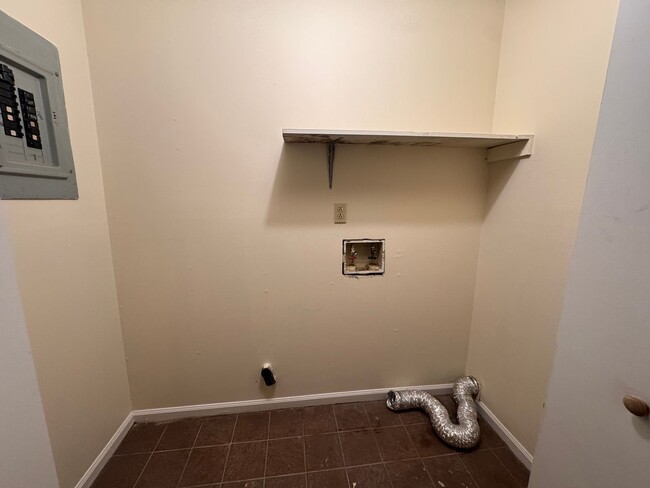 Building Photo - 505 Chateau Dr SE