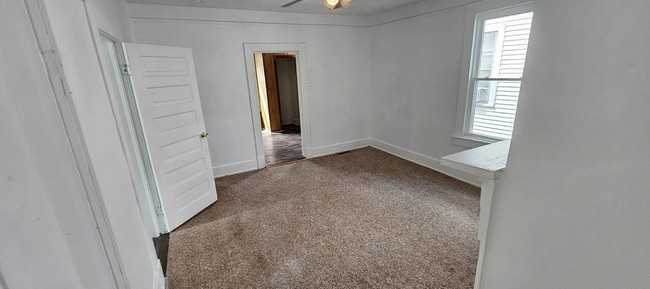 Building Photo - 4 Bedroom 1 Bath House Available to Rent f...