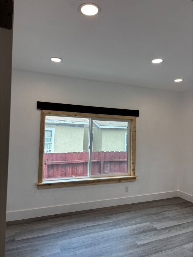 Building Photo - 54-1617