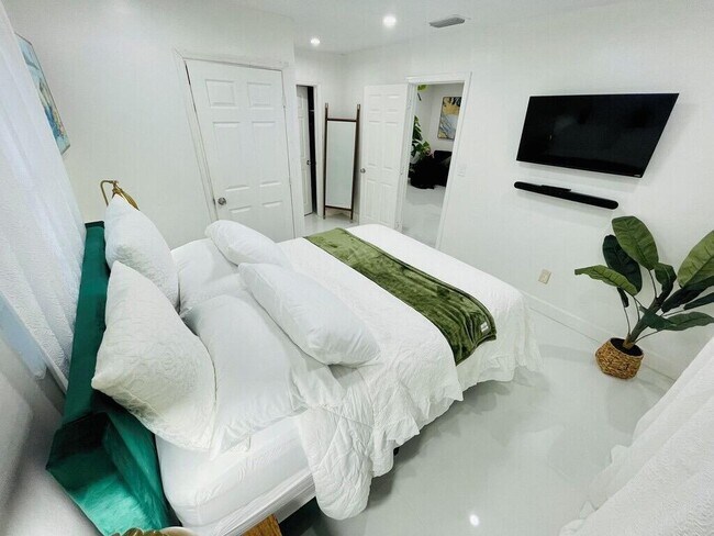 Building Photo - 5537 SW 6th St