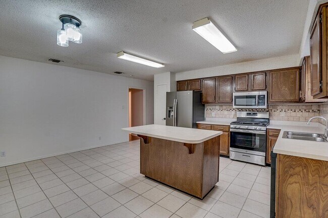 Building Photo - 4601 Gray Fox Dr