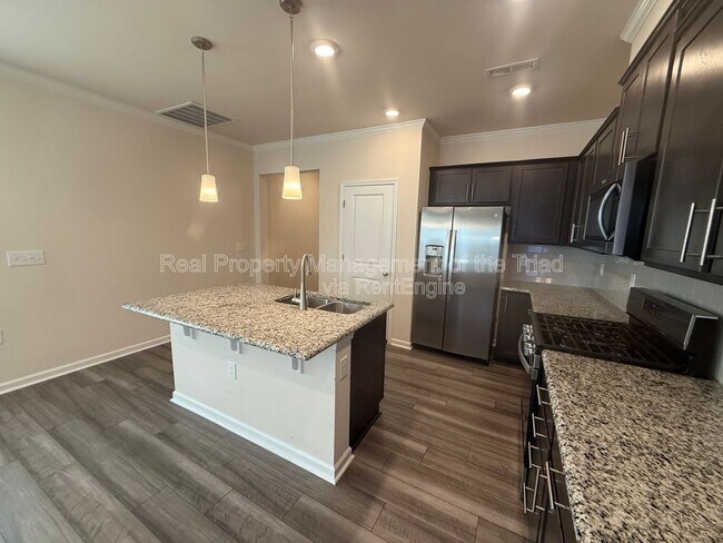 Building Photo - 886 Falls Grove Trl