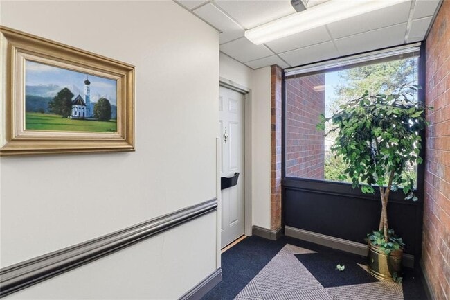 Building Photo - 300 Johnson Ferry Rd